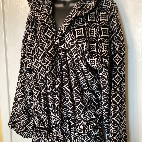 Vera Bradley Black and White Graphic Geometric Hooded Ultra Soft Fleece Robe - Picture 4 of 9